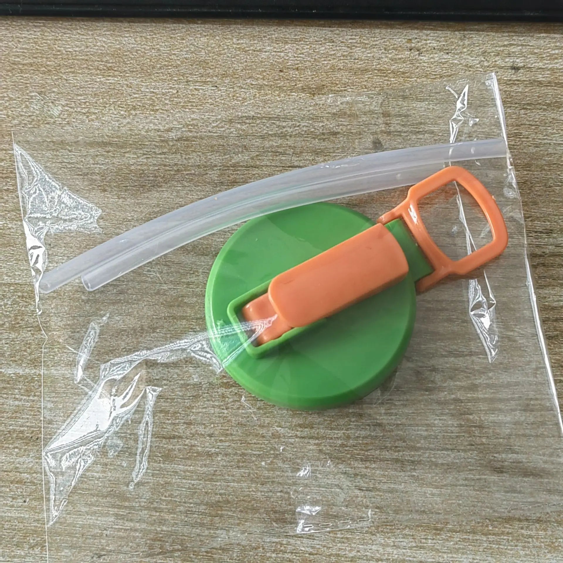 Reusable Soft Drink Can Lid. Soda Drink Can Lid Can Be Used for Beverages, Juices, and Soft Drinks, and Comes with A Straw