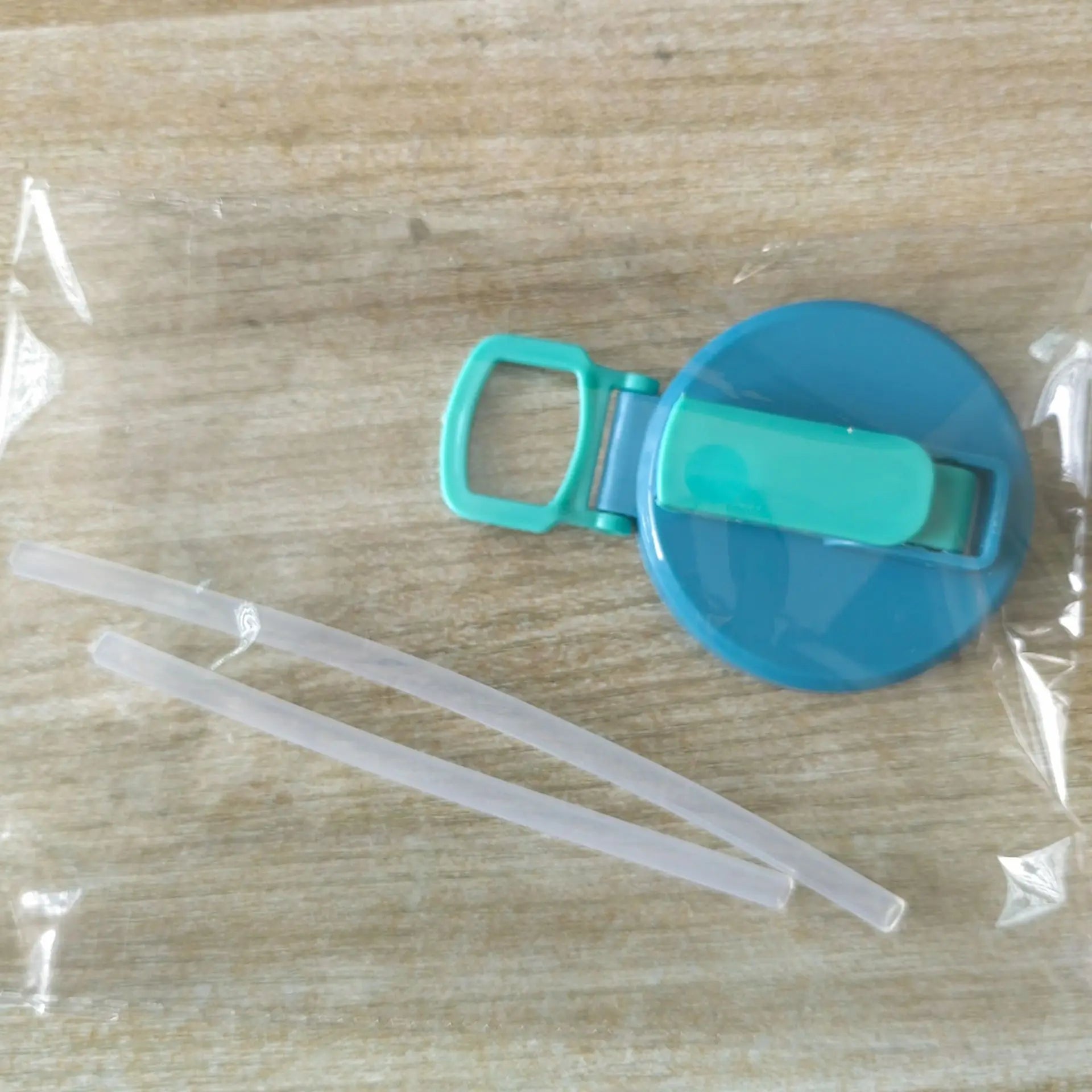 Reusable Soft Drink Can Lid. Soda Drink Can Lid Can Be Used for Beverages, Juices, and Soft Drinks, and Comes with A Straw