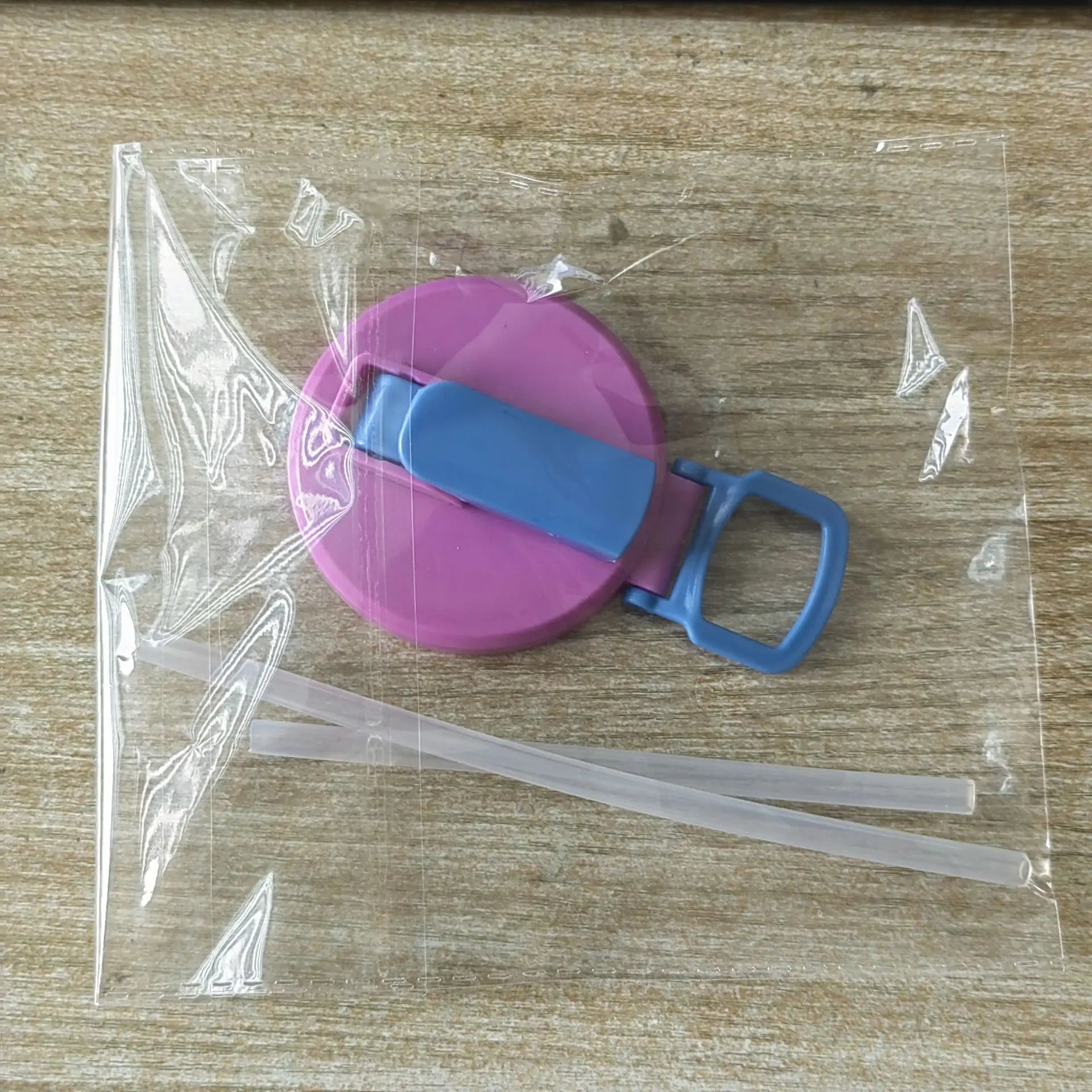 Reusable Soft Drink Can Lid. Soda Drink Can Lid Can Be Used for Beverages, Juices, and Soft Drinks, and Comes with A Straw